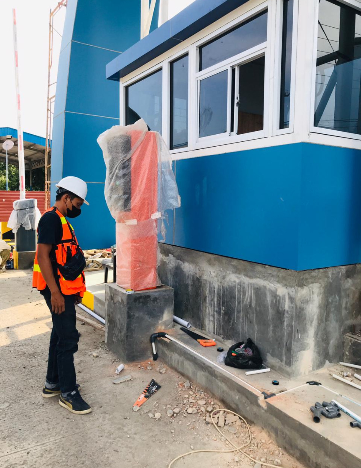 Instalasi perangkat sistem parkir di pos